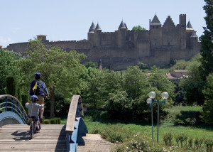 Cité Médiévale Carcassonne avec cycliste crédit photo mairie Carcassonne