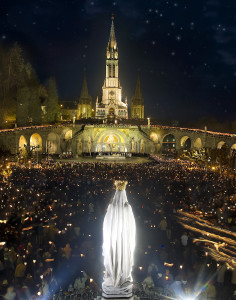 Procession aux Flambeaux Vierge couronnée © Sanctuaires ND Lourdes P. Vincent