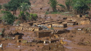 size_810_16_9_cidades-de-bento-rodrigues-em-minas-gerais-tomada-por-lama-apos-rompimento-de-barragem